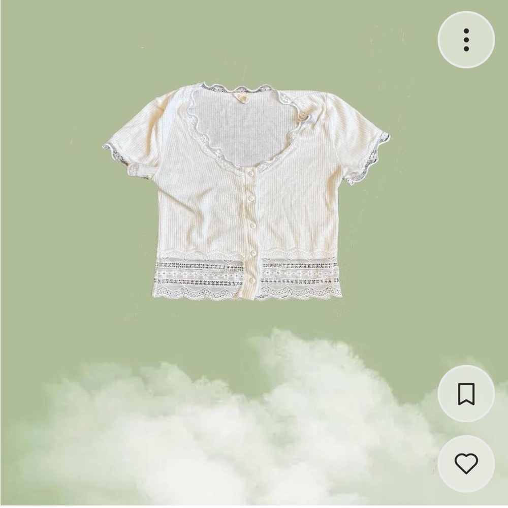 White button crop top!! 🐇🤍🦢🕊️